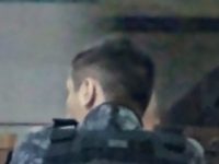 Jovem é preso após se vestir de PM para impressionar mulher em encontro