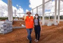 Secretária Gabriela Gonçalves e prefeito visitam obras da Indústria Nordeste Mais Alimentos em Rio Largo