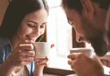Beber café quente pode aumentar risco de aparecimento desta doença grave