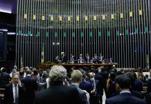 Câmara aprova em 2º turno ‘PEC Kamikaze’ por 469 votos a 17
