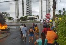 Moradores protestam para continuar reforma de quadra em Guaxuma