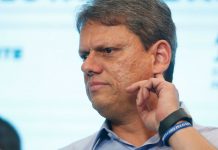 MP vai investigar decisão do governo Tarcísio de usar só livro digital nas escolas