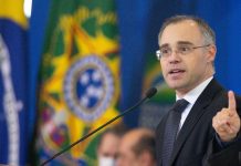 Mendonça autoriza ex-assessor de Bolsonaro a não comparecer à CPMI