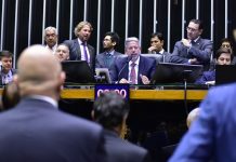 Lira obriga presença de deputados nesta segunda-feira (4) para agilizar votações