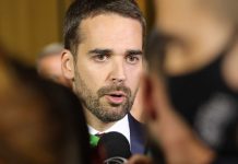 Eduardo Leite sofre críticas nas redes após ir a show de Ivete em meio à calamidade no RS