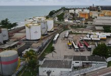 Tanques põem em risco moradores da Pajuçara