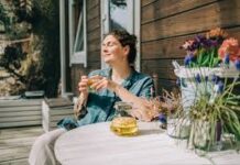 Esse chá ajuda a melhorar a digestão e reduzir gases e cólicas