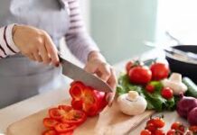 Hábito comum na cozinha espalha bactérias e aumenta risco de intoxicação