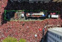 Famílias se juntam à multidão para festejar título do Flamengo no RJ