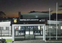 Homem agride mulher, tenta usar facão e é contido por populares no Jacintinho