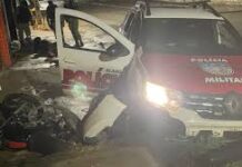 Suspeitos de tráfico tentam fugir em moto e batem em viatura policial em Maceió