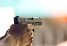 Jovem é assassinado a tiros na casa dos pais em Arapiraca; invasores usavam coletes e fugiram em carro