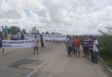 Protesto de índios contra municipalização da saúde interdita rodovia em Porto Real do Colégio