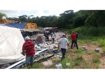 Caminhões colidem na BR-101 e deixam motoristas feridos