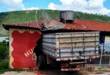 Caminhão desgovernado invade bar em avenida