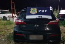 PRF prende dupla que usava carro roubado em São Miguel dos Campos