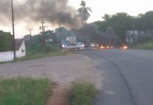 Moradores fecham trechos da AL-101 Sul contra mudança no comando do 11º BPM