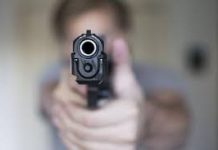 Suspeito de porte ilegal de arma atira contra policiais militares durante fuga