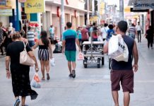 Maceioenses aproveitam véspera de Natal para compras de última hora no Centro