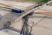 Poste de telefonia cai dentro do CEPA e deixa fios espalhados