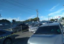 Maceió Veículos formam longa fila em primeiro dia de drive-thru de vacina em Maceió