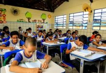 Projeto leva aulas por meio do rádio para alunos do Município