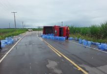 Caminhão carregado de botijões de água tomba na AL-415