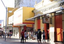 Centro de Maceió tem filas para compra de tecidos