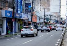Rua do Sol, no Centro, é bloqueada para organização de fila em frente à Caixa