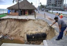 Cratera se forma no calçadão da praia de Cruz das Almas