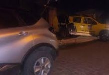 Policiais perseguem trio em veículo, trocam tiros e um é preso, em Arapiraca