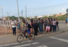 Moradores fecham Avenida Josefa de Melo e cobram linhas de ônibus