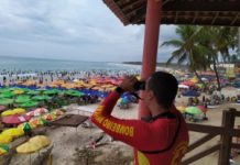Quatro pessoas são resgatadas do mar na Praia do Francês