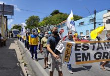 Presidente dos Correios tem velório simbólico durante protesto em Maceió