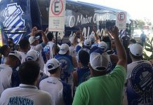 Jogadores do CSA deixam aeroporto escoltados diante de protestos da torcida