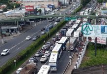 Trabalhadores da Veleiro fecham Avenida Fernandes Lima para cobrar salários