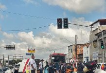 Ambulância e carro de aplicativo batem de frente na Leste-Oeste e mulher fica ferida