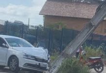 Carro bate em poste e Menino Marcelo registra trânsito lento nesta manhã