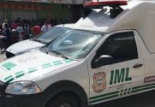 Dois são assassinados a tiros e polícia apreende moto e revólver usados no crime