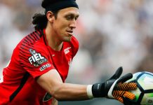 Cássio vai a hospital de ambulância após choque na cabeça no jogo do Corinthians