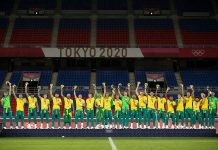 Jogadores da seleção de futebol escondem patrocinador do COB no pódio e causam desconforto