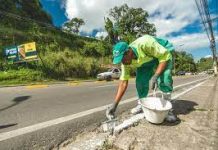 Avenida Leste-Oeste recebe serviços para melhorar sinalização e tráfego de veículos