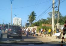 Moradores de Guaxuma realizam protesto na AL-101 Norte