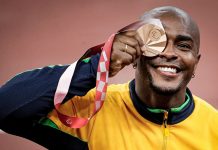 João Victor Teixeira é bronze no lançamento de disco em Tóquio