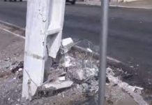 Poste fica parcialmente destruído após ser atingido por veículo em Mangabeiras