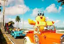 Corso Carnavalesco e Pinto da Madrugada desfilam pela orla marítima de Maceió