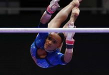 Rebeca lidera em 2 aparelhos e vai a 3 finais no Mundial de ginástica