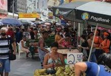 Centro de Maceió tem alta movimentação no segundo domingo de horário especial