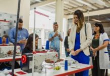 Primeira-dama conhece alunos de curso de costureiro industrial ofertado pela Assistência Social