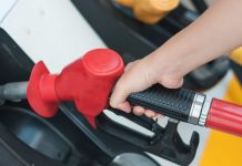 Com queda de 17,4% no mês, litro da gasolina fica em R$ 6
